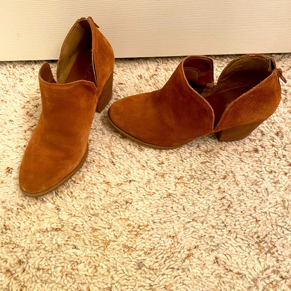 Low ankle boots